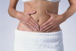 Cysta se může projevit i bolestí břicha, silnější menstruací nebo nepravidelným cyklem.