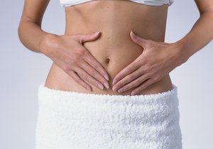 Cysta se může projevit i bolestí břicha, silnější menstruací nebo nepravidelným cyklem.