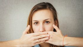 Tajemství vonného dechu: Proč někomu páchne z úst?