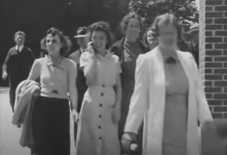 Žena podle mnohých drží ve videu z roku 1938 v ruce mobilní telefon