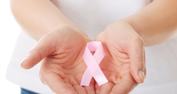 Samovyšetření prsu může odhalit včas rakovinu prsu.