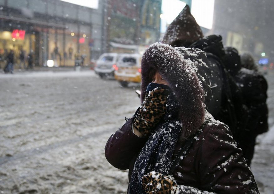 Žena se schovává před sněhem na Manhattanu v New Yorku