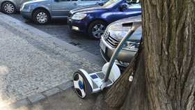 Žena na segwayi se ve Vítězné ulici střetla s tramvají. Skončila v péči lékařů.