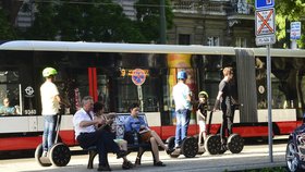 Žena na segwayi se ve Vítězné ulici střetla s tramvají. Skončila v péči lékařů.