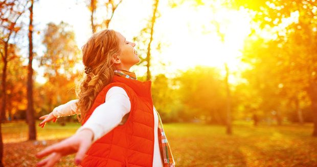 Osmdesát procent vitaminu D si tělo tvoří samo za pomoci slunečních paprsků. Proto se snažte i v tomto období chodit ven.