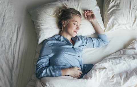 Než se zavrtáte do peřin: Jak nám pomáhají jednotlivé fáze spánku?
