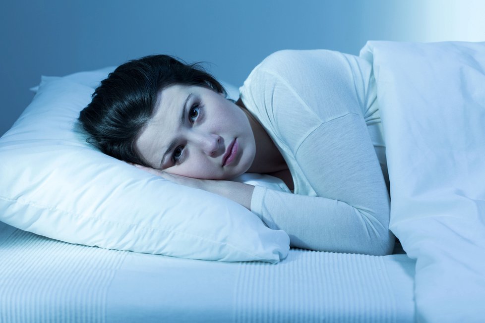 Trpíte nespavostí? Hrozí vám infarkt, mrtvice a duševní poruchy. Co s tím můžete dělat?
