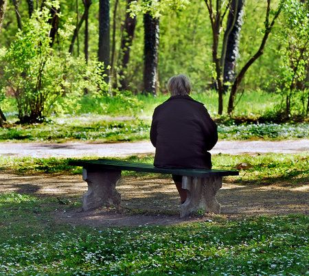 stará žena sedí na lavičce
