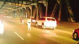 Striptýz na dálnici: Svlékající se žena zablokovala dopravu