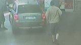 Těhotná žena a muž ukradli auto, pak se v něm vozili po Praze: Policie je chytila na benzince