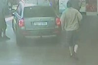 Těhotná žena a muž ukradli auto, pak se v něm vozili po Praze: Policie je chytila na benzince