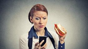 U jídla odložte práci i telefon. Mozek jinak neví, na co se soustředit, a bohužel většinou vyhrává práce. V důsledku čehož má tělo problém jídlo zpracovat.