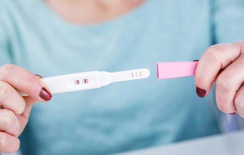 Ženy prodávají pozitivní těhotenské testy! Proč to dělají a kdo je kupuje? 