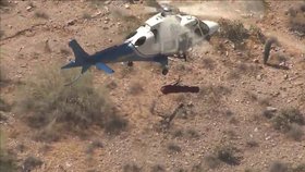 Záchranný vak se ženou se nebezpečně rychle točil pod vrtulníkem
