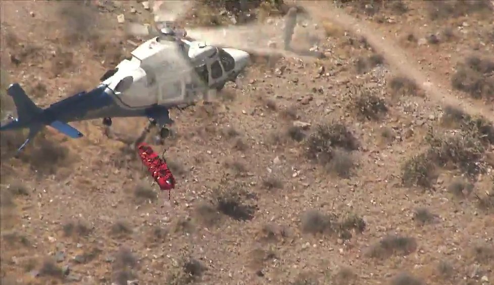 Záchranný vak se ženou se nebezpečně rychle točil pod vrtulníkem