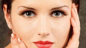 10 signálů, že vaše kůže volá o pomoc: Co znamenají popraskané rty a kruhy pod očima?