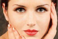 10 signálů, že vaše kůže volá o pomoc: Co znamenají popraskané rty a kruhy pod očima?