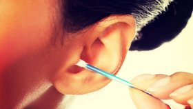 Hygienické tyčinky mohou poškodit uši, namísto aby pomohly.