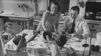 Jak vypadal život americké ženy v domácnosti ve 40. letech 20. století? Prohlédněte si unikátní fotografie