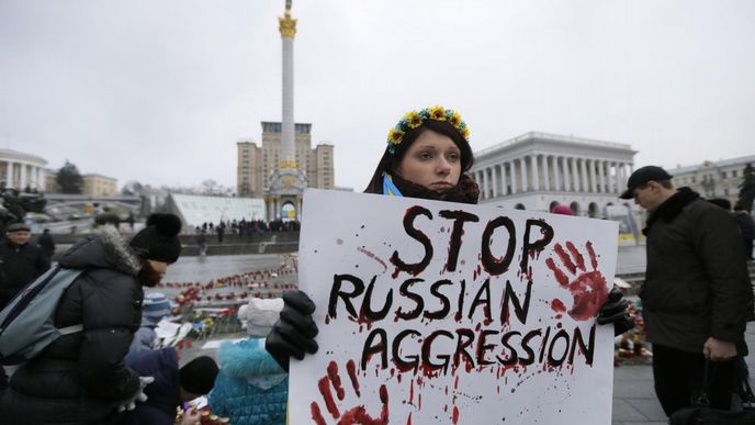 Žena v ukrajinském Kyjevě protestuje proti ruské agresi