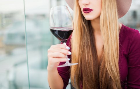 Červené víno zpomaluje stárnutí. Účinnou dávku „elixíru“ ale nikdo nevypije