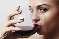 Potvrzeno: Sklenice červeného vína před spaním pomáhá hubnutí! 