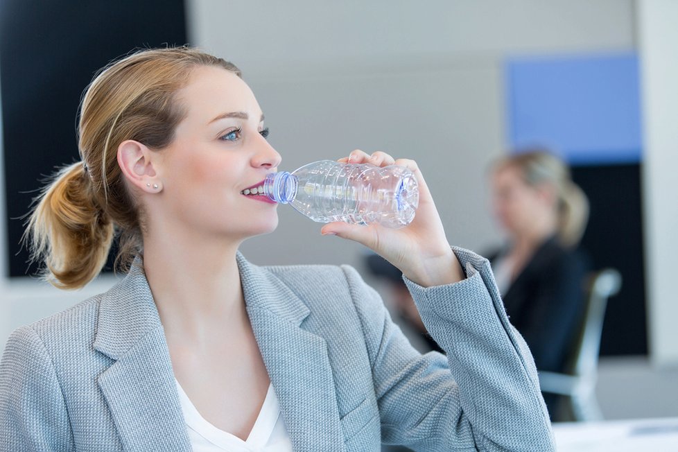 V kanceláři, pokud je klimatizovaná, pijte raději trochu více. Klimatizace vás může dehydratovat, aniž byste si to uvědomovali.