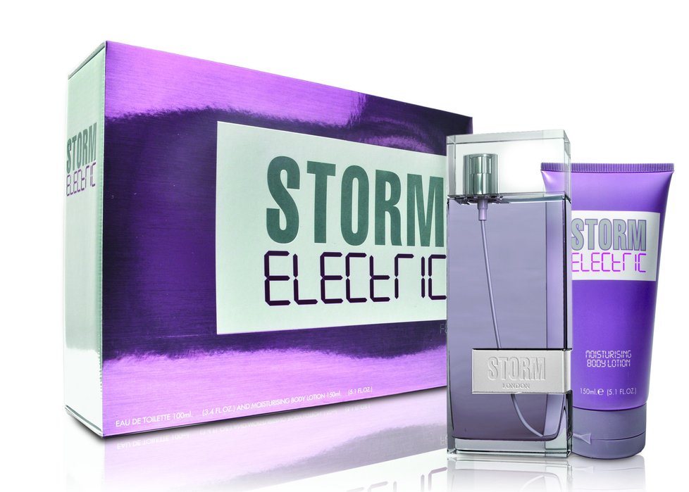 Pulsující ovocná a květinová vůně Electric Woman s tóny bergamotu, mandarinky, jablka a švestky. Storm, 690 Kč (50 ml)