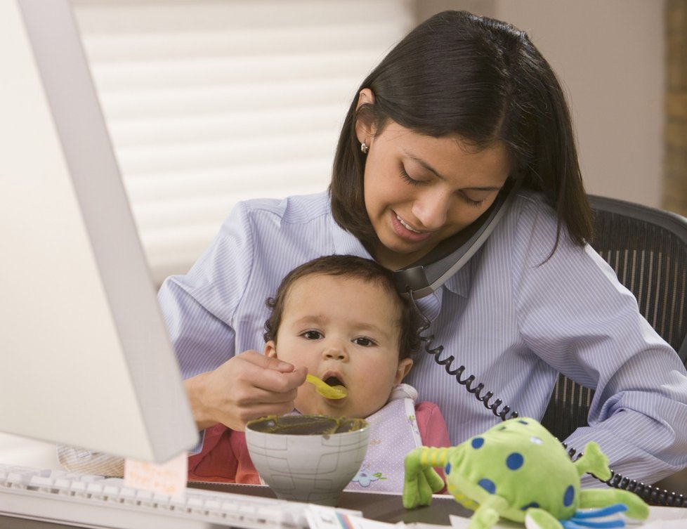 Skloubit mateřství a práci je často nadlidský výkon, pomohla by vám pružná pracovní doba.