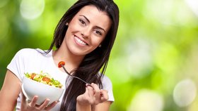 Raw strava je moderní alternativní způsob stravování, který, mimo jiné, slibuje i úbytek na váze. Aby to ale fungovalo, musí se z toho stát součást vašeho života.