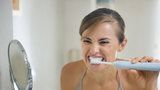 Dokonalé čištění zubů? Pořiďte si měkký nebo sonický kartáček 