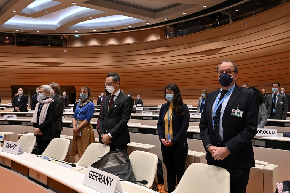 Konference o odzbrojení v Ženevě: Minuta ticha za Ukrajinu.
