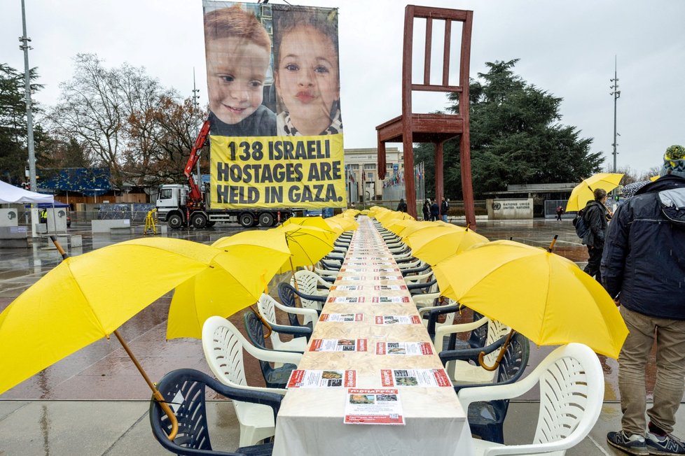 Sídlo OSN v Ženevě: 138 prázdných židlí za rukojmí v Pásmu Gazy (12. 12. 2023)