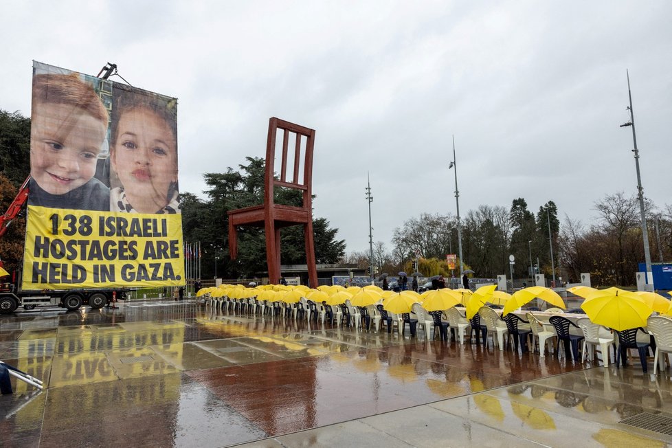 Sídlo OSN v Ženevě: 138 prázdných židlí za rukojmí v Pásmu Gazy (12. 12. 2023)