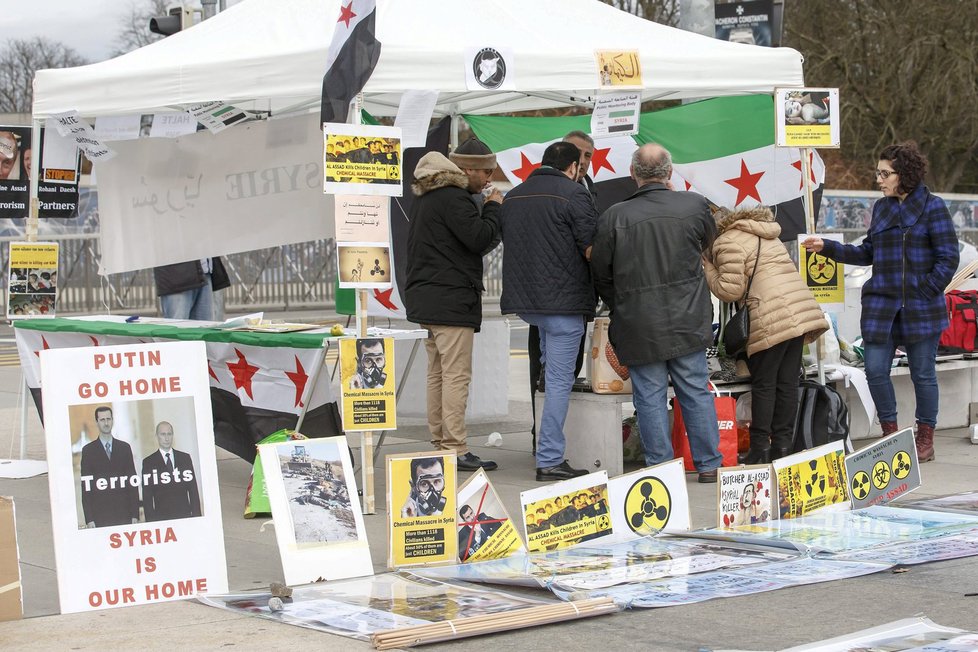Protest v Ženevě proti Bašáru Asadovi i Vladimiru Putinovi a na podporu syrské opozice