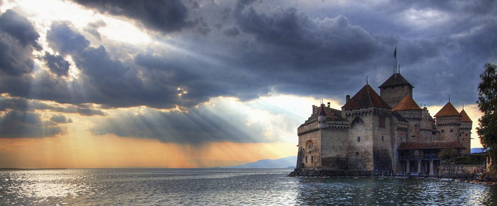 Ženevské jezero a hrad Chillon