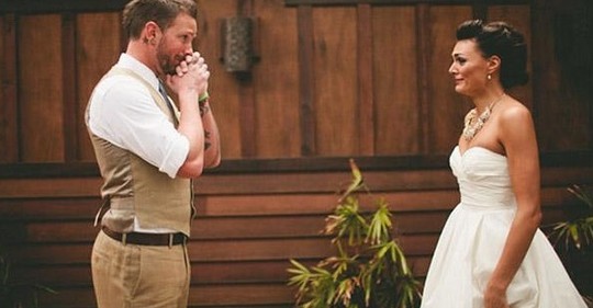 18 nejdojemnějších fotografií aneb Když ženich poprvé uvidí svou nevěstu