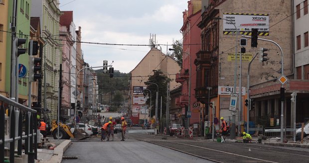 Rozsáhlá rekonstrukce Zenklovy ulice v Libni jde konečně do finále.