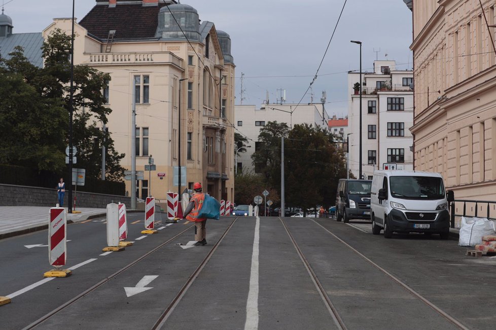 Rozsáhlá rekonstrukce Zenklovy ulice v Libni jde konečně do finále.