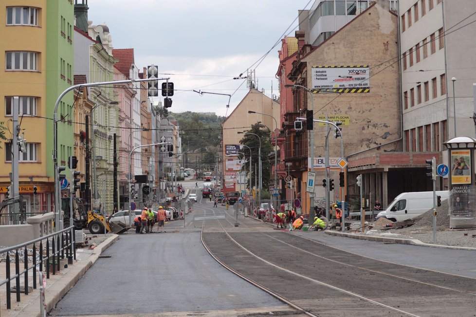 Rozsáhlá rekonstrukce Zenklovy ulice v Libni jde konečně do finále.