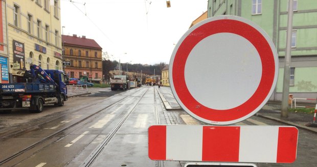 Spodní část Zenklovy ulice obsypala spousta zákazových dopravních značek.