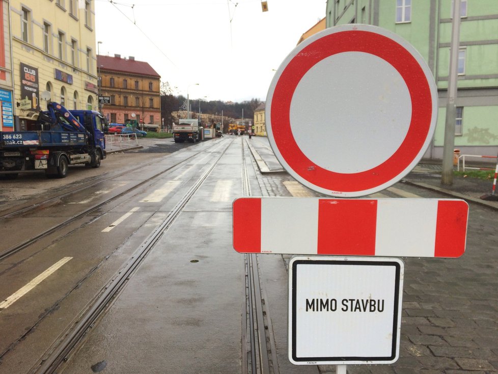 Spodní část Zenklovy ulice obsypala spousta zákazových dopravních značek.
