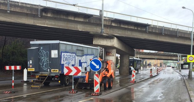 Zenklova ulice vstoupila do zásadní etapy rekonstrukce: dopravní komplikace platí od Bulovky po Palmovku.