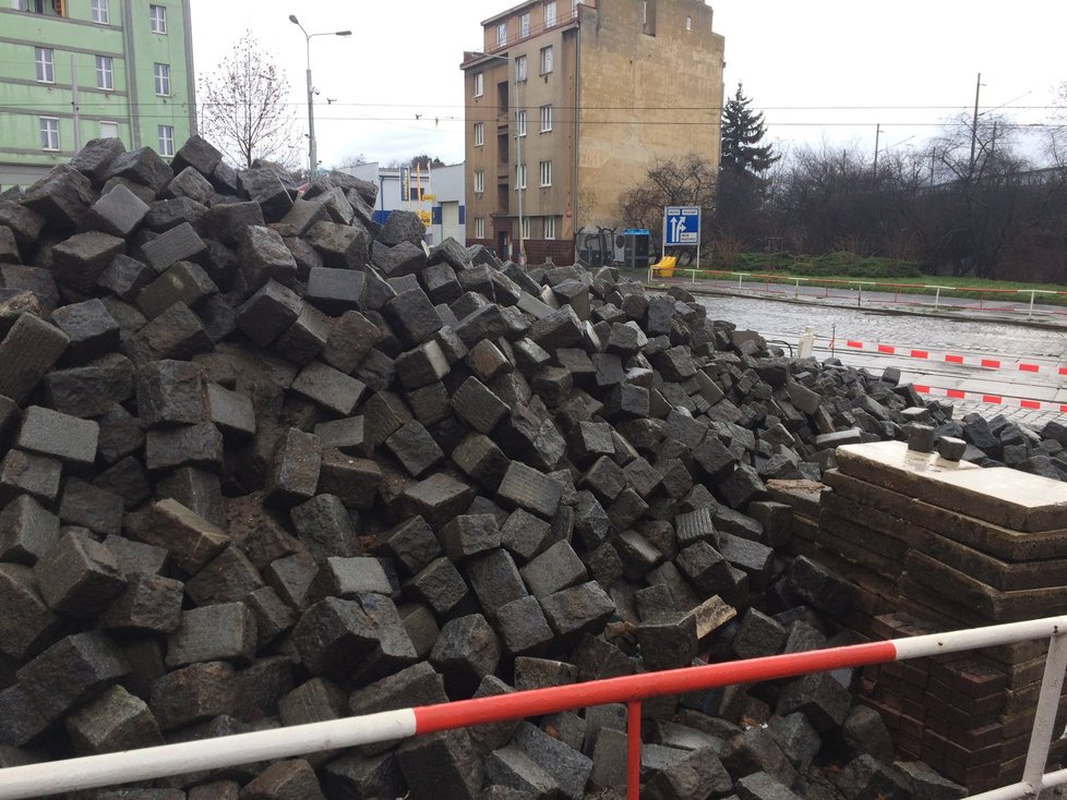Zenklova ulice vstoupila do zásadní etapy rekonstrukce: dopravní komplikace platí od Bulovky po Palmovku.