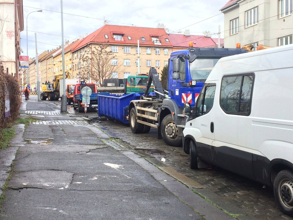 Zenklova ulice vstoupila do zásadní etapy rekonstrukce: dopravní komplikace platí od Bulovky po Palmovku.