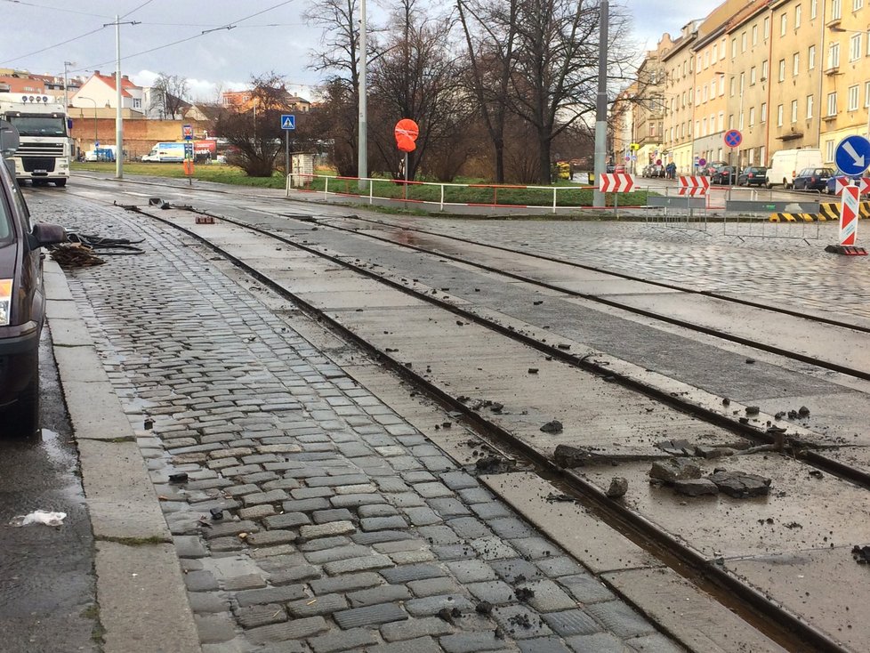 Zenklova ulice vstoupila do zásadní etapy rekonstrukce: dopravní komplikace platí od Bulovky po Palmovku.