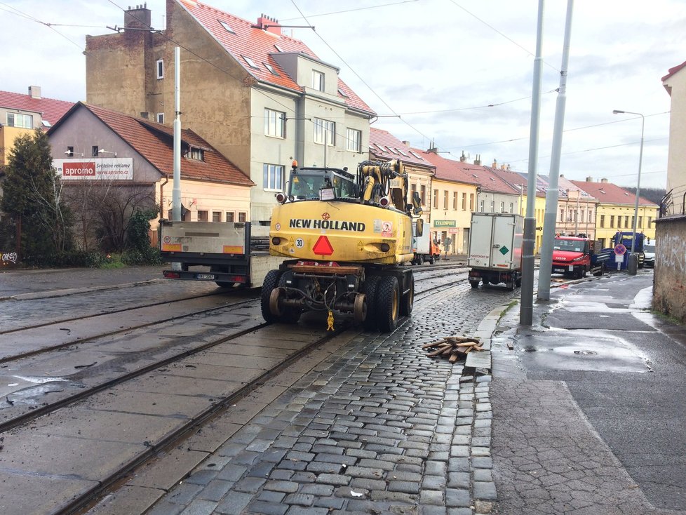 Zenklova ulice vstoupila do zásadní etapy rekonstrukce: Dopravní komplikace platí od Bulovky po Palmovku.