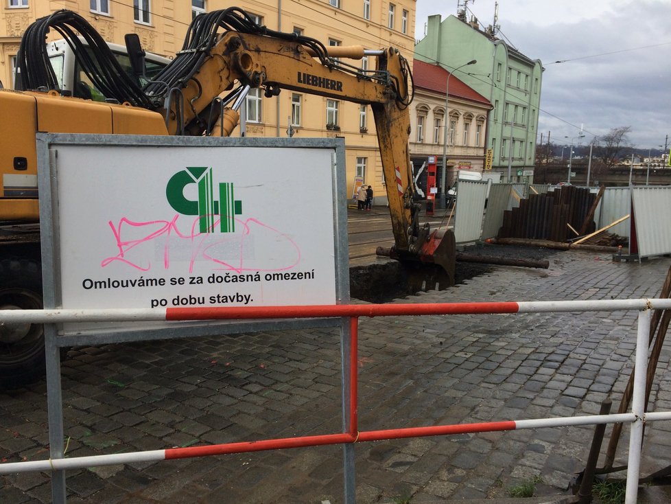 Zenklova ulice vstoupila do zásadní etapy rekonstrukce: dopravní komplikace platí od Bulovky po Palmovku.