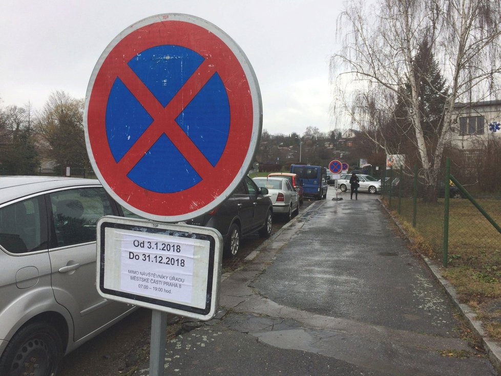 Zákaz zastavení za úřadem Prahy 8: zaparkují tu pouze klienti.
