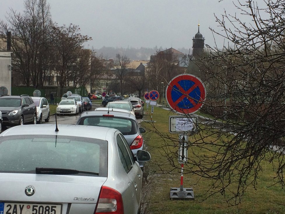 Za úřadem Prahy 8 &#34;vyrostl&#34; celý les dopravních značek, smějí tu parkovat pouze návštěvníci městské části.